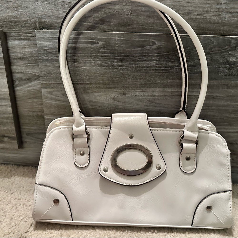 ⭐️white shoulder bag with oval silver hardware